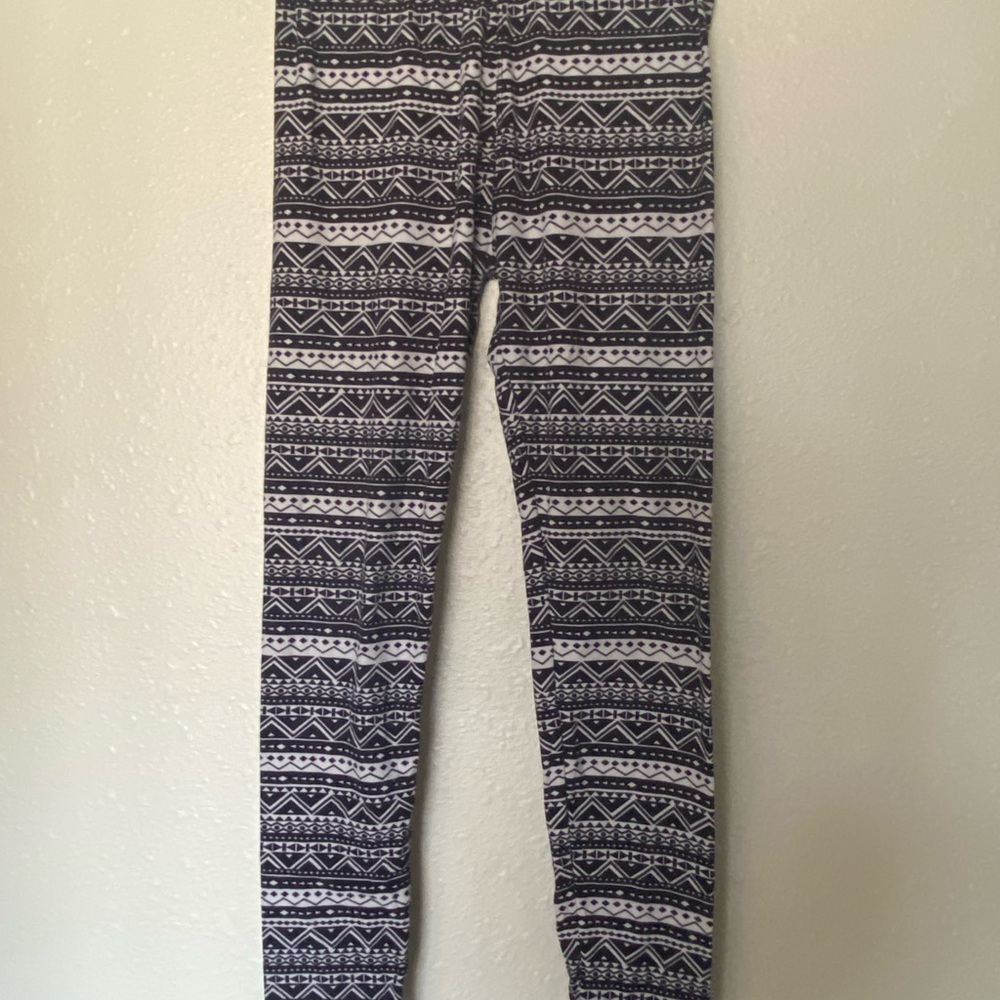 Hot Kiss Black and White Geometric Leggings